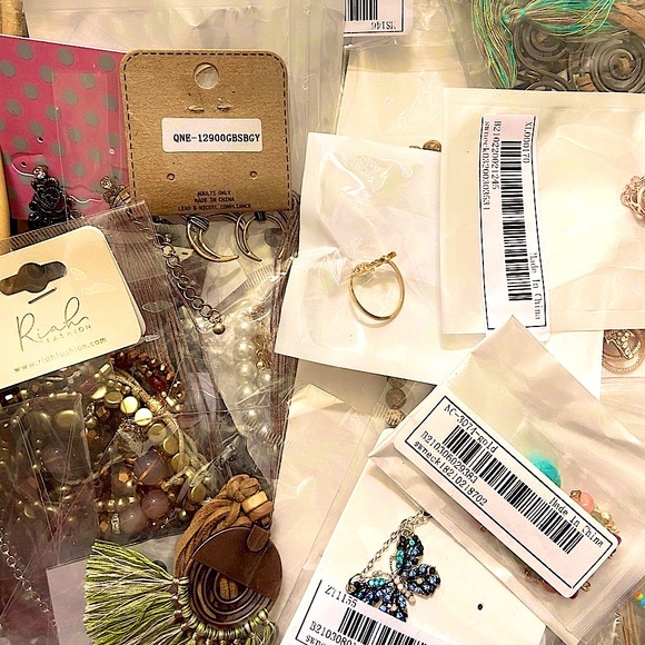 🌾MYSTERY SURPRISE 18 FOR $68 JEWELRY BUNDLE - Picture 8 of 16